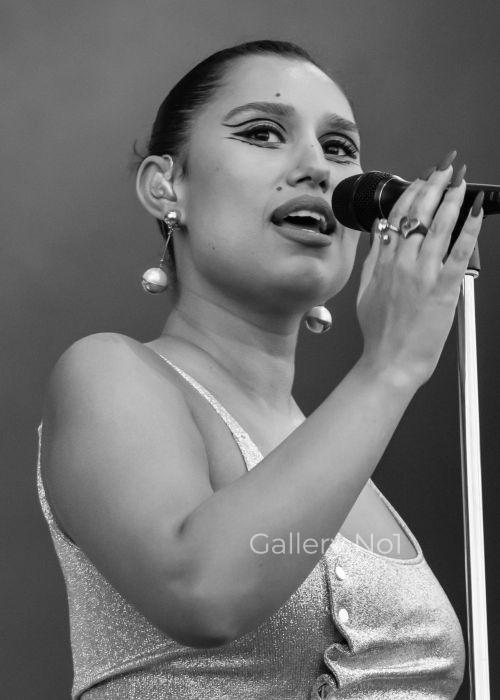 FIND GREAT PHOTOGRAPH OF RAYE SINGING AT FESTIVAL FOR SALE