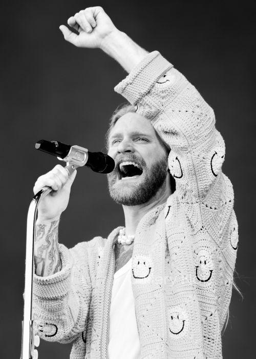 FIND PHOTGRAPH OF SAM RYDER SINGING AT MUSIC FESTIVAL FOR SALE