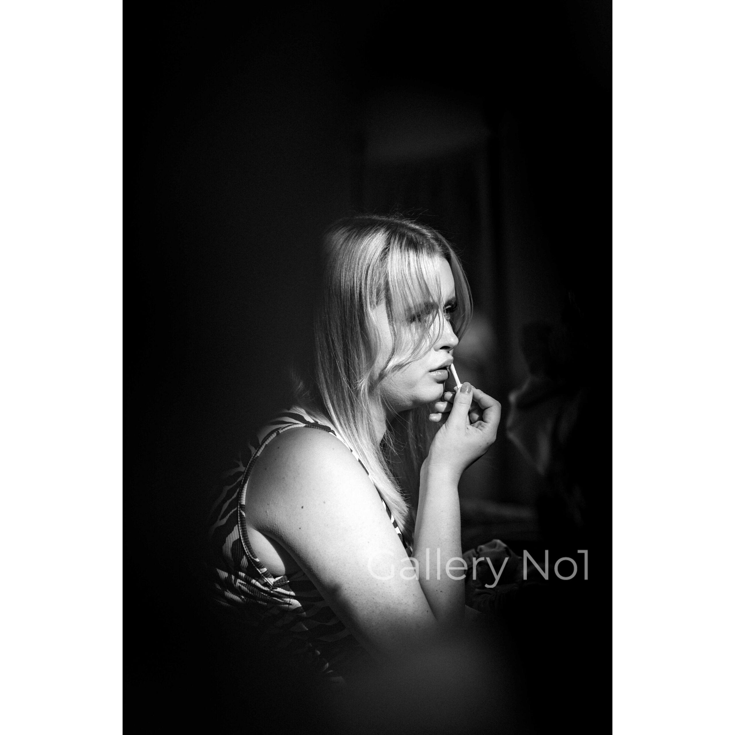 street-photography-girl-with-lipstick-matthew-wardell-gallery-no1-20220812-054A3649 SEARCH FOR STREET PHOTOGRAPHY OG GIRL APPLYING LIPSTICK