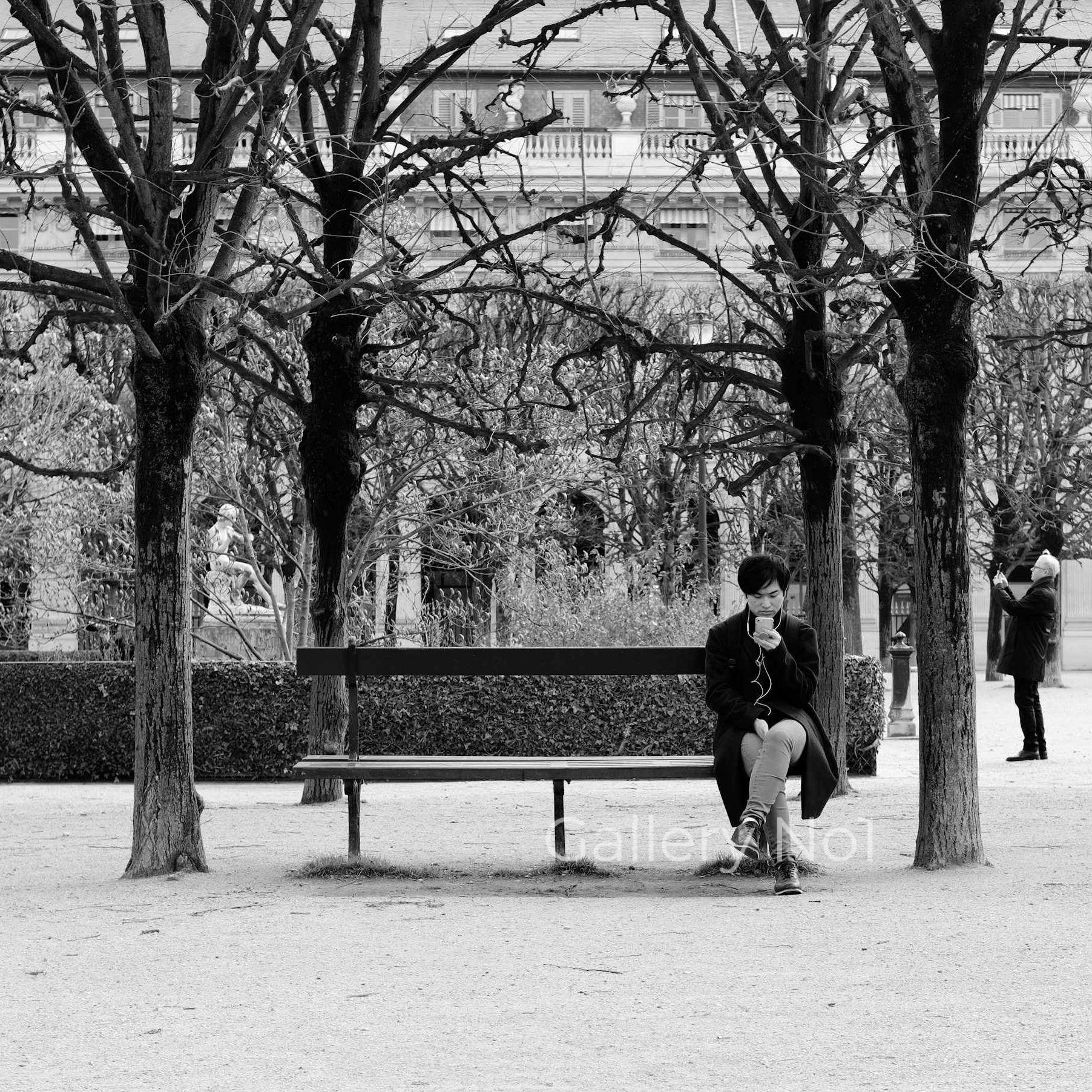 photograph-man-on-bench-richard-gardner-gallery-no1-